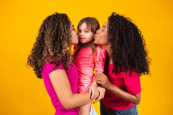 一对快乐的女同性恋夫妇和一个肤色背景的小领养女孩 — 图库照片