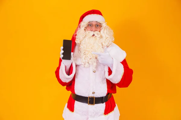 Jultomten Håller Smartphone Händerna — Stockfoto