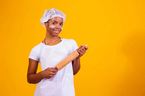 Sarı Arka Planda Pizzacı Kız Elinde Oklavayla — Stok fotoğraf