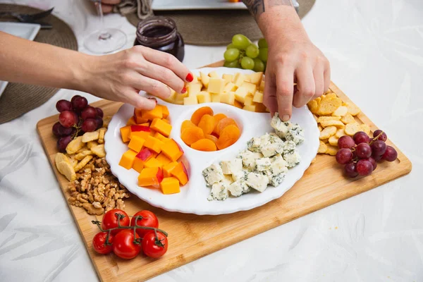 Cheese Plate Variety Appetizers Table Strawberry Apricot Grape Grain Cheese — Stock Photo, Image