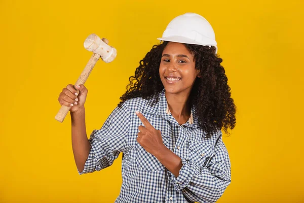 Afro Vrouwelijke Ingenieur Met Een Moker Wijzend — Stockfoto
