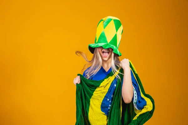브라질 팬들은 노란색 배경을 — 스톡 사진