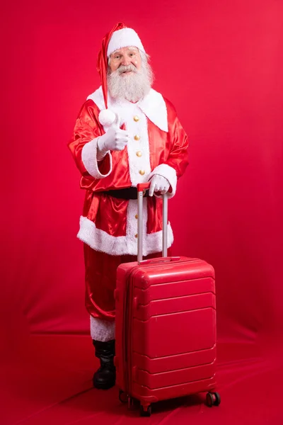 圣诞老人和他的手提箱 新年旅游的理念 机场的圣诞老人 — 图库照片