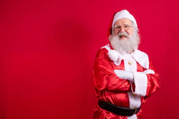 Santa Claus Cruzó Los Brazos Sobre Fondo Rojo Bonito Papá —  Fotos de Stock