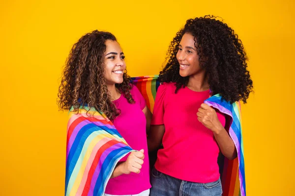 Coppia Donna Lesbica Con Gay Orgoglio Bandiera Giallo Sfondo — Foto Stock