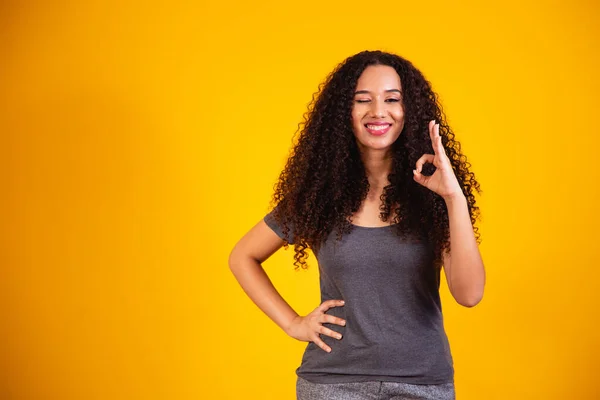 Schöne Lockige Mädchen Mit Ihren Händen Zeichen Gelber Hintergrund Afro — Stockfoto