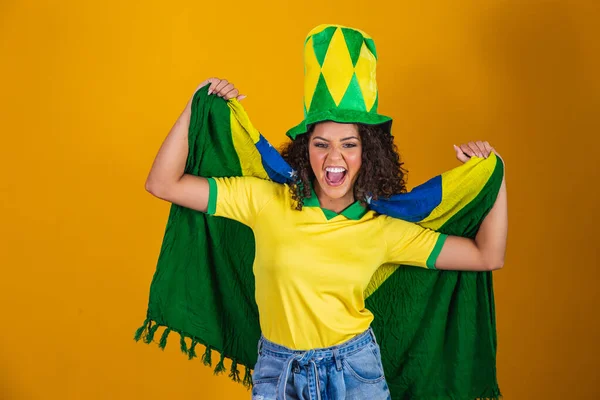 Афро Девушка Болеет Любимую Бразильскую Команду Держа Национальный Флаг Желтом — стоковое фото