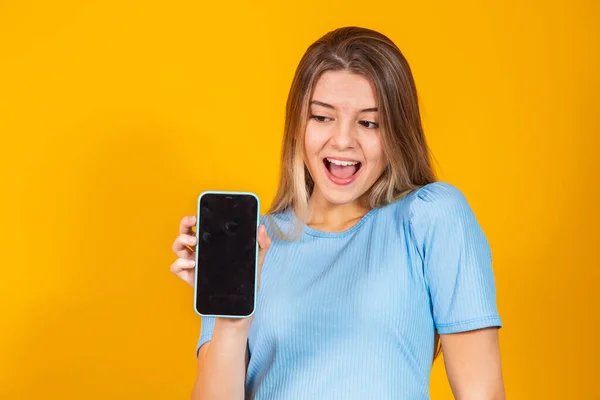 Jong Blond Meisje Tonen Blanco Smartphone Scherm Terwijl Kijken Naar — Stockfoto