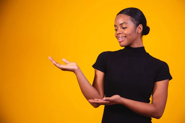 Jovem Bela Mulher Afro Feliz Apontando Para Lado Indicando Espaço — Fotografia de Stock