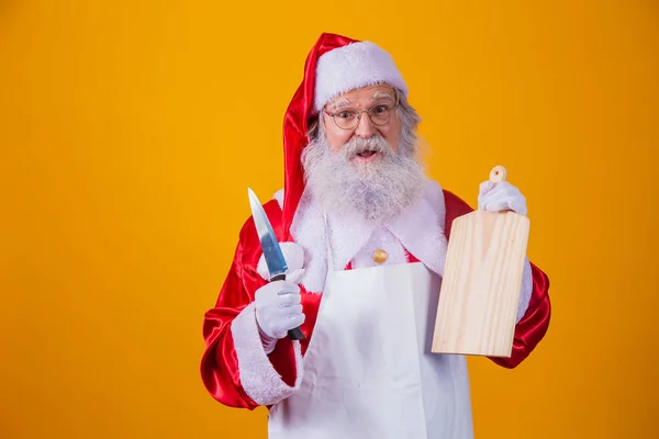 Άγιος Βασίλης Ντυμένος Ποδιά Κρατώντας Άδειο Πιάτο Κρέας Και Μαχαίρι — Φωτογραφία Αρχείου