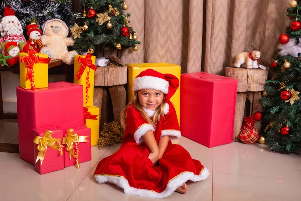 穿着圣诞服装的可爱的小女孩 — 图库照片