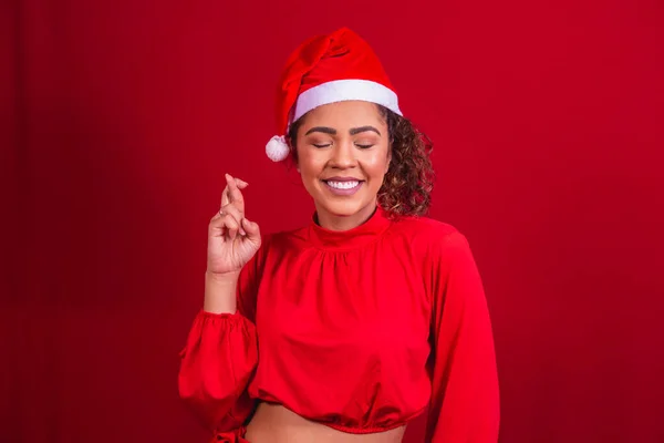 Mladá Žena Vánočním Oblečení Santa Claus Klobouk Prsty Přes Přání — Stock fotografie