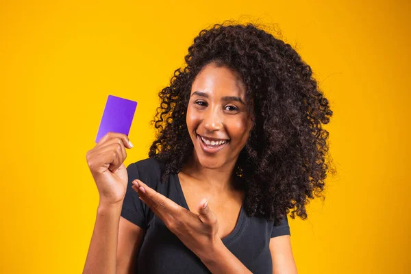 年轻女人的手拿着紫色卡片的模型 拿着购物卡的女人漂亮的年轻女子持有信用卡 — 图库照片