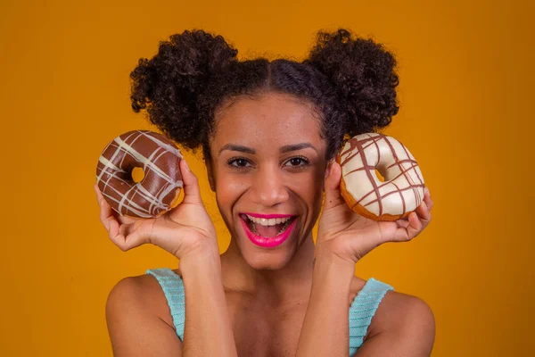 Joven Afro Mujer Con Donuts — Foto de Stock