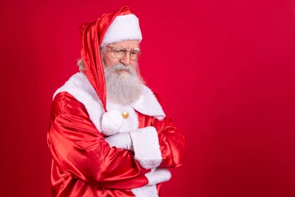 Der Weihnachtsmann Ist Traurig Und Deprimiert Vor Rotem Hintergrund Trägt — Stockfoto