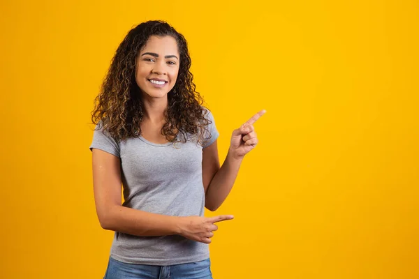 Afro Frau Zeigt Auf Gelben Hintergrund Mit Platz Für Den — Stockfoto