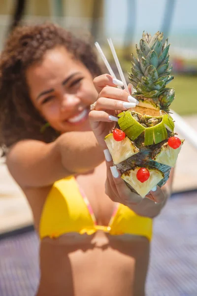 Jeune Femme Vacances Prendre Une Boisson Ananas — Photo