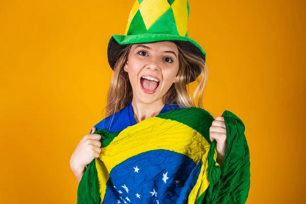 Blonďatý Brazilský Fanoušek Slaví Žlutém Pozadí Ano — Stock fotografie