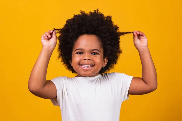 Siyah Saçlı Kameraya Gülümseyen Tatlı Afro Kız Kara Gün Çocuk — Stok fotoğraf