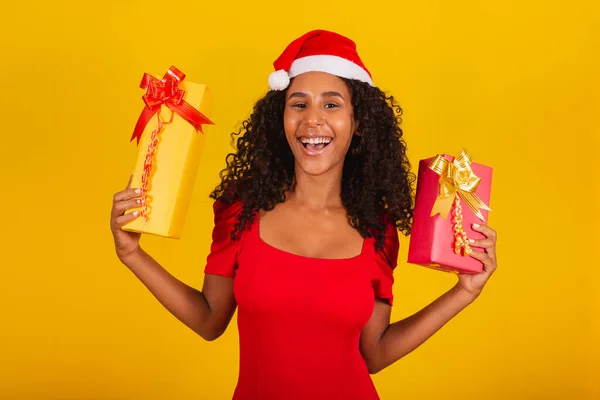 Mulher Negra Bonita Santa Claus Chapéu Segurando Feliz Presente Natal — Fotografia de Stock