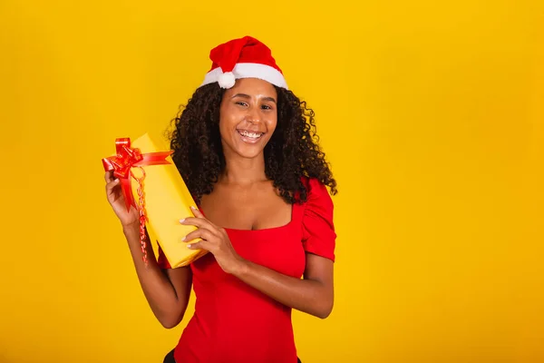 Beautiful Black Woman Santa Claus Hat Holding Merry Christmas Gift — Stock Photo, Image