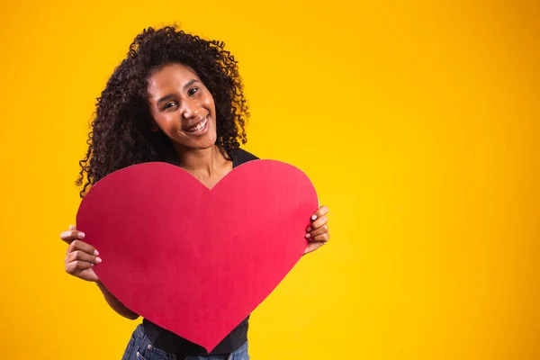 Atractivo Joven Afro Mostrando Corazón Rojo Sobre Fondo Amarillo —  Fotos de Stock