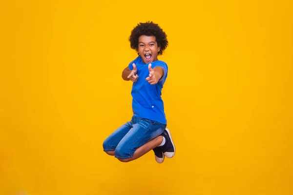 Μικρό Αφρο Αγόρι Πηδάει Κίτρινο Φόντο — Φωτογραφία Αρχείου
