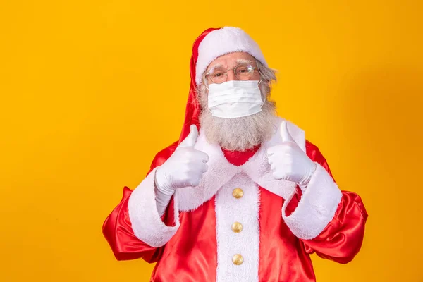 Настоящий Санта Клаус Жёлтым Фоном Защитной Маске Очках Шляпе Рождество — стоковое фото