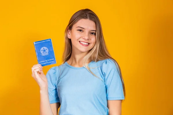 Blonde Frau Mit Arbeitskarte Und Sozialversicherung Arbeitskarte Und Sozialversicherung — Stockfoto