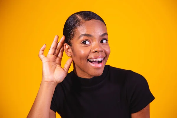 Klatsch Konzept Neugierige Junge Afro Frau Hält Hand Ohr Versucht — Stockfoto