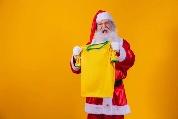 圣诞老人是巴西的粉丝 支持巴西队的圣诞老人 体育锦标赛 圣诞老人拿着队服 足球比赛 — 图库照片