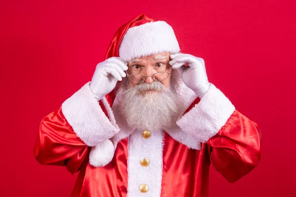 圣诞老人看着摄像机 圣诞节快到了圣诞快乐 圣诞老人在看举着眼镜 — 图库照片