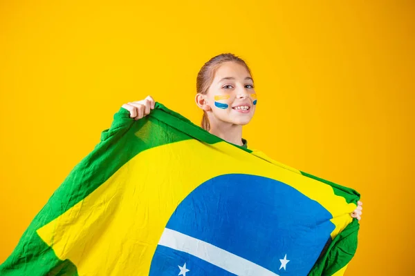 Piccola Ragazza Caucasica Con Bandiera Brasiliana Sfondo Giallo Sostenitore Bambino — Foto Stock