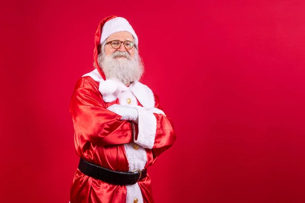 Święty Mikołaj Skrzyżował Ręce Czerwonym Tle Miły Brodaty Święty Mikołaj — Zdjęcie stockowe