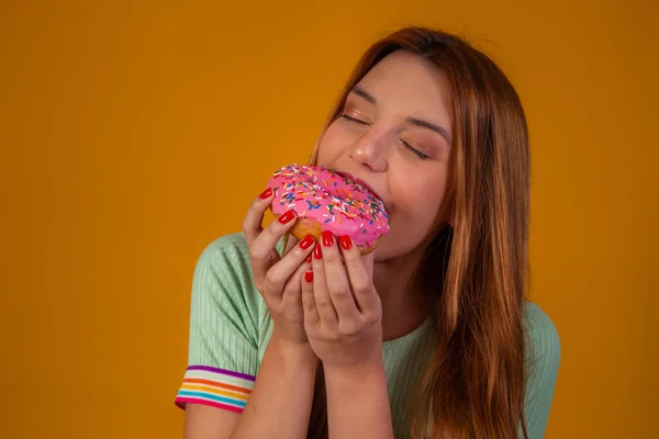 Chica Comiendo Rosquillas Rosadas Sobre Fondo Amarillo — Foto de Stock