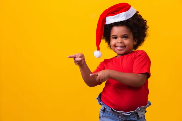 Malá Afro Dívka Červeném Tričku Santa Klobouk Oblečený Vánoce Prostorem — Stock fotografie
