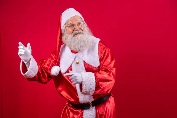 Santa Claus Tanec Šťastný Červeném Pozadí — Stock fotografie