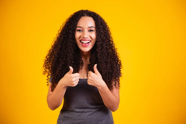 Güzel Kıvırcık Saçlı Genç Afro Amerikan Kadın Eliyle Mutlu Bir — Stok fotoğraf