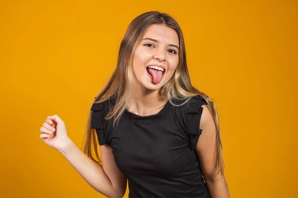 Genç Sarışın Kız Dilini Göstererek Yüz Ifadeleri Yapıyor — Stok fotoğraf