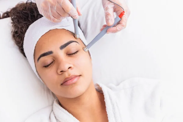 Young Woman Lying Cosmetologist Table Rejuvenation Procedure Cosmetologist Take Care — Stock Photo, Image