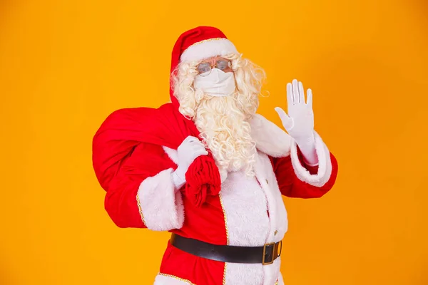 Echte Kerstman Gele Achtergrond Met Een Beschermend Masker Tegen Gezelligheid19 — Stockfoto