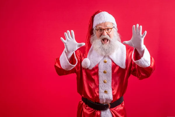 Santa Claus Expresivo Enojado Sobre Fondo Rojo —  Fotos de Stock