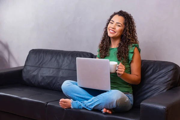 Sonriendo Afro Joven Mujer Usando Ordenador Portátil Sentado Sofá Casa —  Fotos de Stock