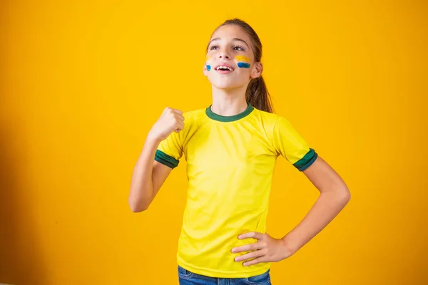 Schönes Kleines Mädchen Das Für Sein Team Auf Gelbem Hintergrund — Stockfoto