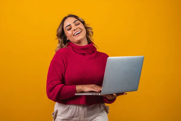 Sonriente Mujer Tamaño Grande Con Ordenador Portátil Sobre Fondo Amarillo —  Fotos de Stock