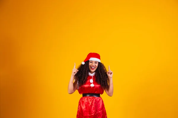 Jovem Noelete Vestido Para Natal Apontando Para Espaço Livre Para — Fotografia de Stock