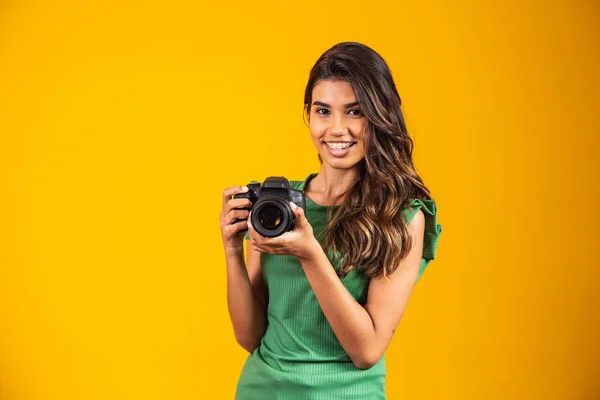 Junges Mädchen Mit Einer Fotokamera Auf Gelbem Hintergrund Frau Fotografiert — Stockfoto