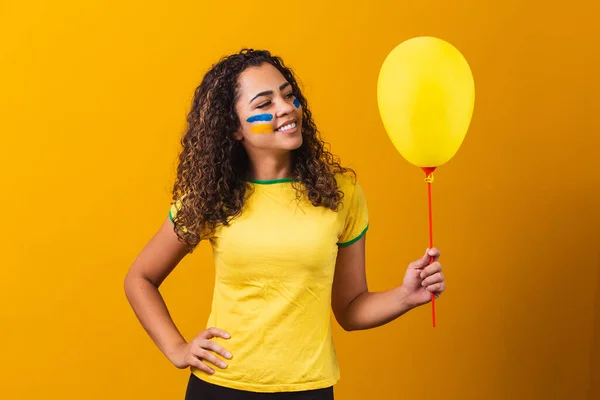 Brezilya Yelpaze Sarı Bir Balon Tutuyor Mesaj Için Boş Yeri — Stok fotoğraf