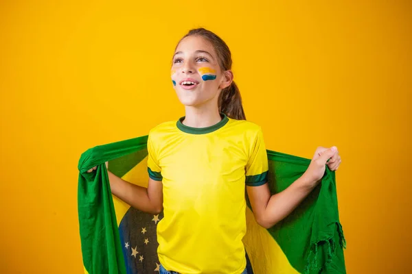 Fußballfan Brasilianische Mannschaft Schönes Kleines Mädchen Feuert Ihr Team Auf — Stockfoto