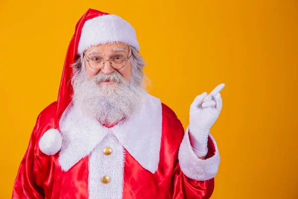 Zabawny Szczęśliwy Podekscytowany Stary Brodaty Santa Claus Twarz Nosząc Kostium — Zdjęcie stockowe